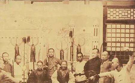 Des compagnies caravanières aux arts martiaux. Les maîtres-escortes et le monde marchand en Chine du Nord, XVIIIe- début XXe siècle